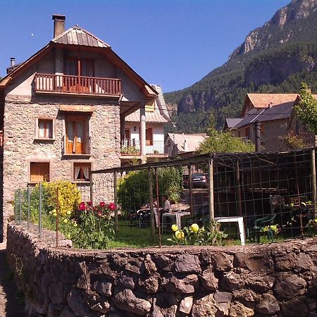 Pension Pallaruelo Saravillo Ruang foto