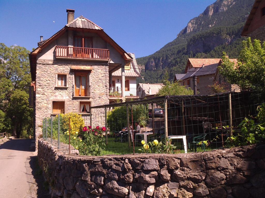 Pension Pallaruelo Saravillo Ruang foto