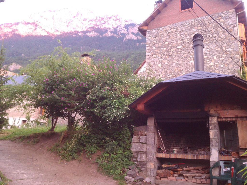 Pension Pallaruelo Saravillo Bagian luar foto