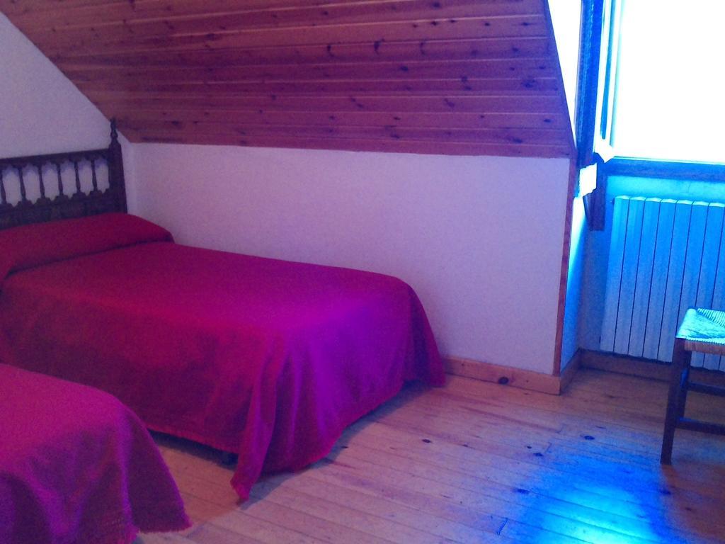 Pension Pallaruelo Saravillo Ruang foto